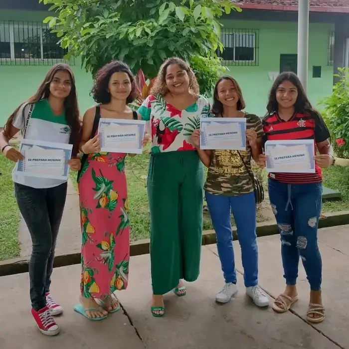 Participantes recebendo certificado do Se Prepara Menina