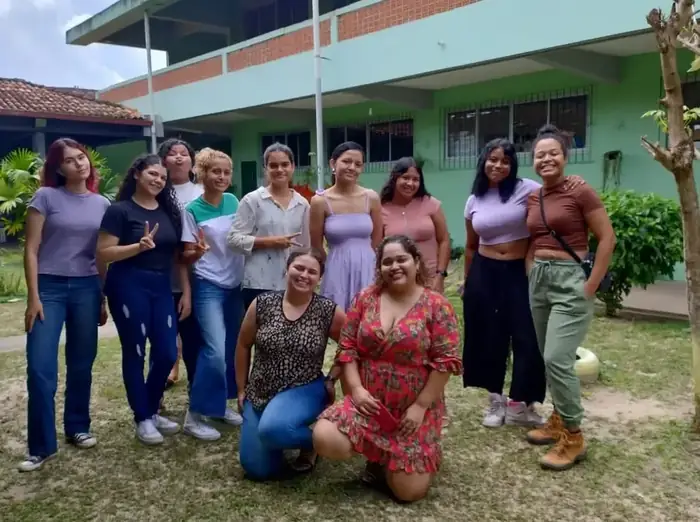 Grupo de jovens participantes dos projetos do Instituto ARIA