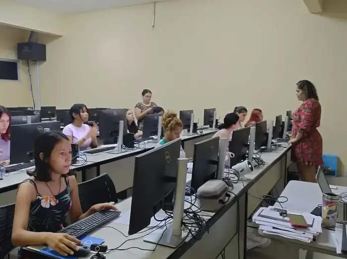 Oficina de informática com participantes do Se Prepara Menina